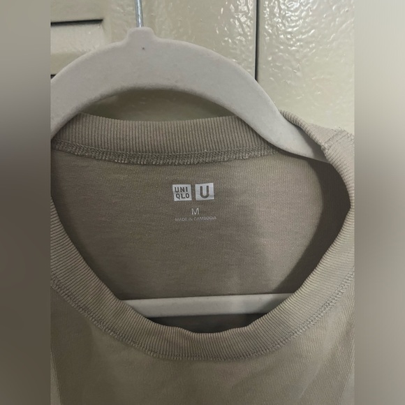 Uniqlo U t shirt in a cream/tan color - Picture 2 of 5